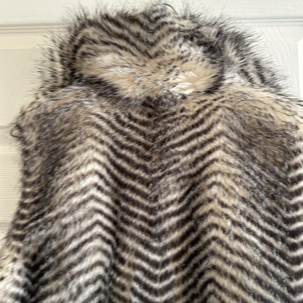 Jack Faux fur vest. Size M. Black and white   EUC - Picture 7 of 10